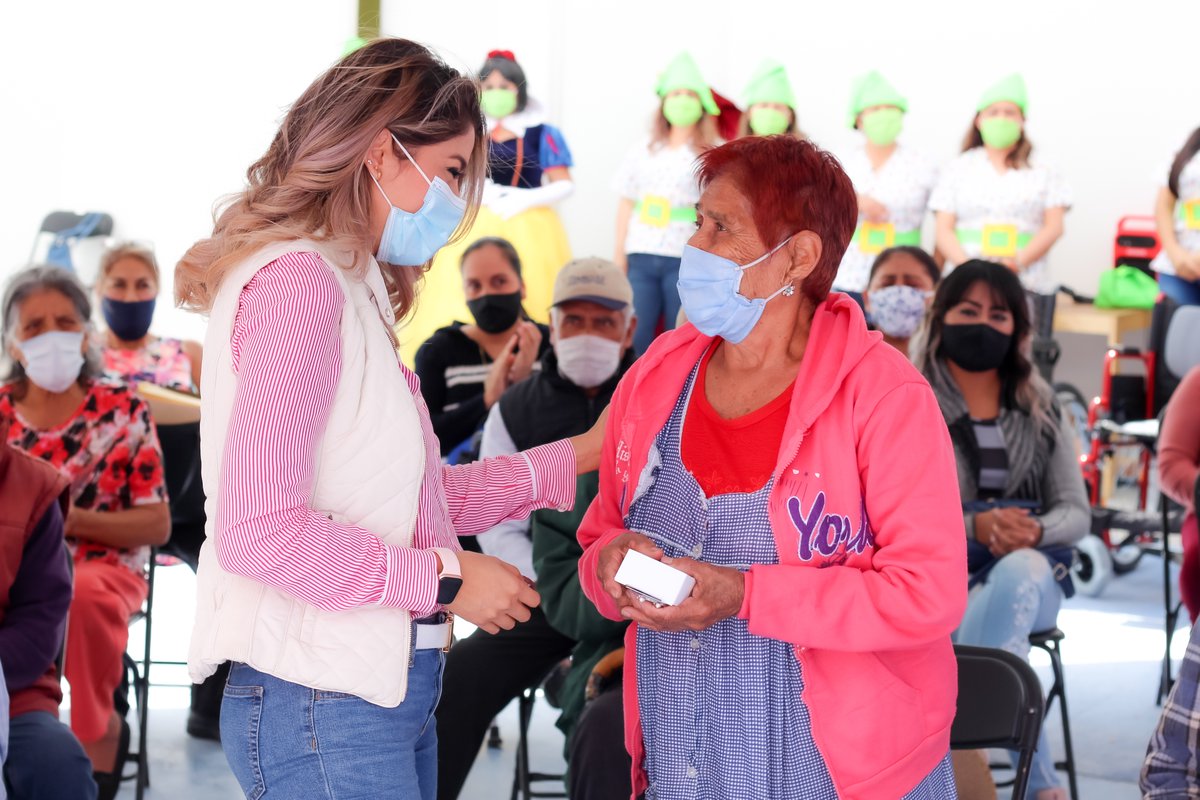 DIFMunicipalSGS's tweet photo. Nuestra presidenta, @RuthGonzalezMx, encabezó una entrega más de ayudas funcionales consistentes en sillas de ruedas, andaderas, muletas, auxiliares auditivos y bastones. https://t.co/8X4yzrgFMv