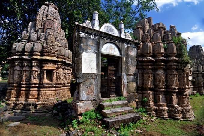 दो मन्दिरों के बीच जबरन घुसी हुई गंगा जमुनी तहजीब।🙄
@praveen09512 @DidiRitambhara
#Ayodhya #mathura #kashi https://t.co/KuBNTyn7CK