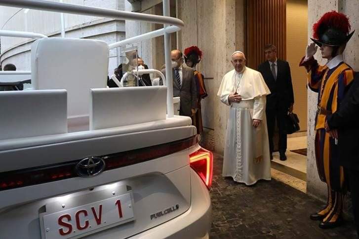 #PopeFrancis on #FCEV! 
The Japanese Episcopal Conference gave Pope Francis a new #Popemobile based on the Toyota Mirai powered by #hydrogen.
It is white and 5.1 m long. The height, including the roof, is 2.7 m. The car's drive range is up to 500 km.
<a href="/Pontifex/">Pope Leo XIV</a> <a href="/ToyotaMotorCorp/">Toyota Motor Corp.</a>
