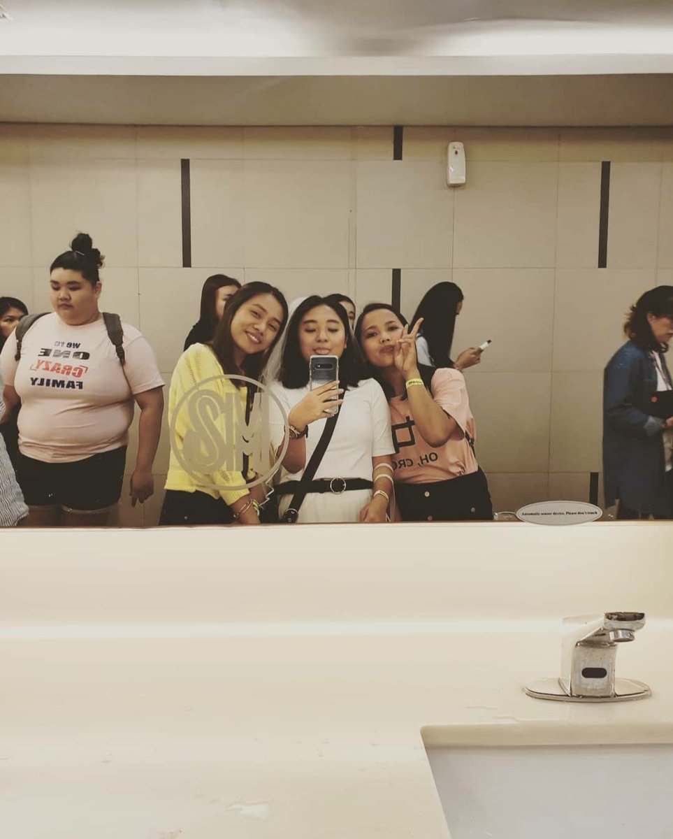 chodingkng's tweet photo. UWU IT'S BEEN A YEAR NA PALA I KENNAT!!!!!!!! HAHAHAHHAHAHHA I MISS :-((( see you SOONEST PLS @konnect_danielk AND TAKE CAKE A LOT 우리 강 초딩 대표님 ㅋㅋㅋ 
#KANGDANIEL #강다니엘 #ColorOnMeInMANILA https://t.co/2Zn8GqCd4D