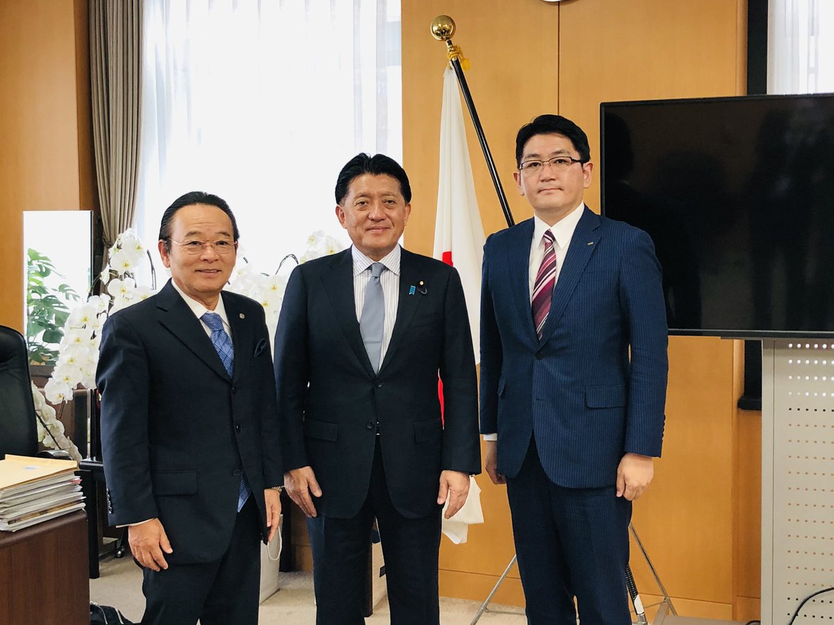 hiratakuchan's tweet photo. TKC全国会の坂本会長、株式会社TKCの飯塚社長他幹部の皆さんが来訪。ご要望を伺い、意見交換を実施しました。同団体は早い段階からマイナンバーカードを職員証に活用されたり、常に先進的な取り組みを行っています。引き続き、社会全体のデジタル化の実現にご協力をお願いします。 #平井卓也  #TKC https://t.co/01ari2eXH8