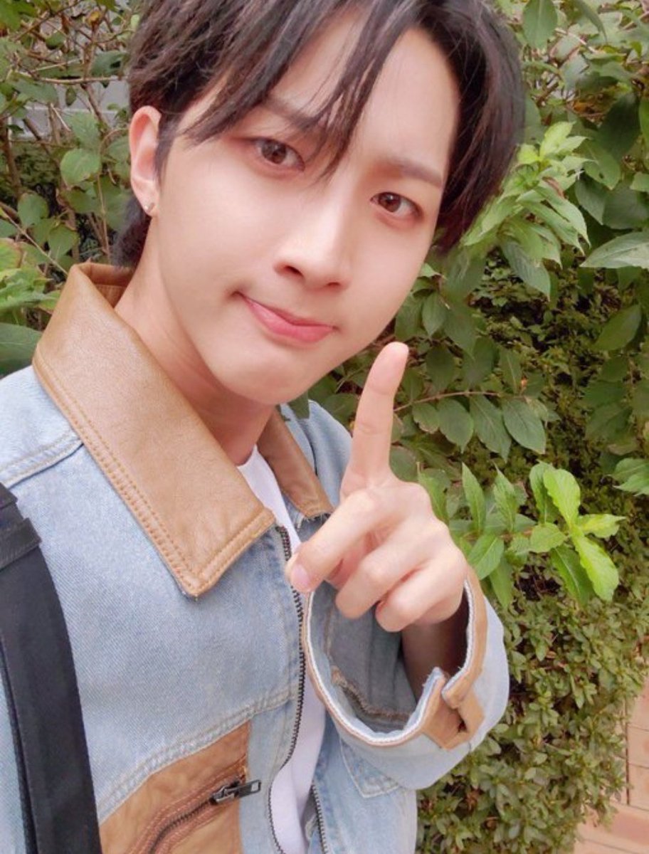 thread of hui pics that i have on my phone:(im doing this to see how much hui pics i have sjsjsk)