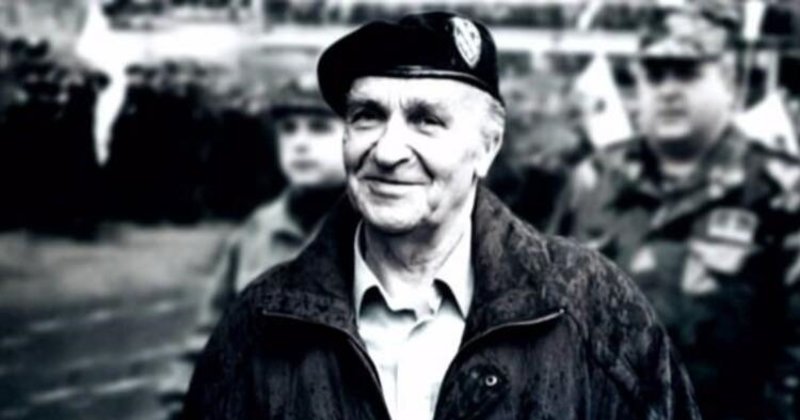 Bosna Hersek'in 'Bilge Kral' olarak anılan ilk cumhurbaşkanı Aliya İzzetbegoviç'i ölümünün 17. yıl dönümünde rahmetle anıyorum.

“Biz de zalimlerden olursak, zulme karşı savaşmamızın bir anlamı kalmaz.” #Aliyaİzzetbegoviç