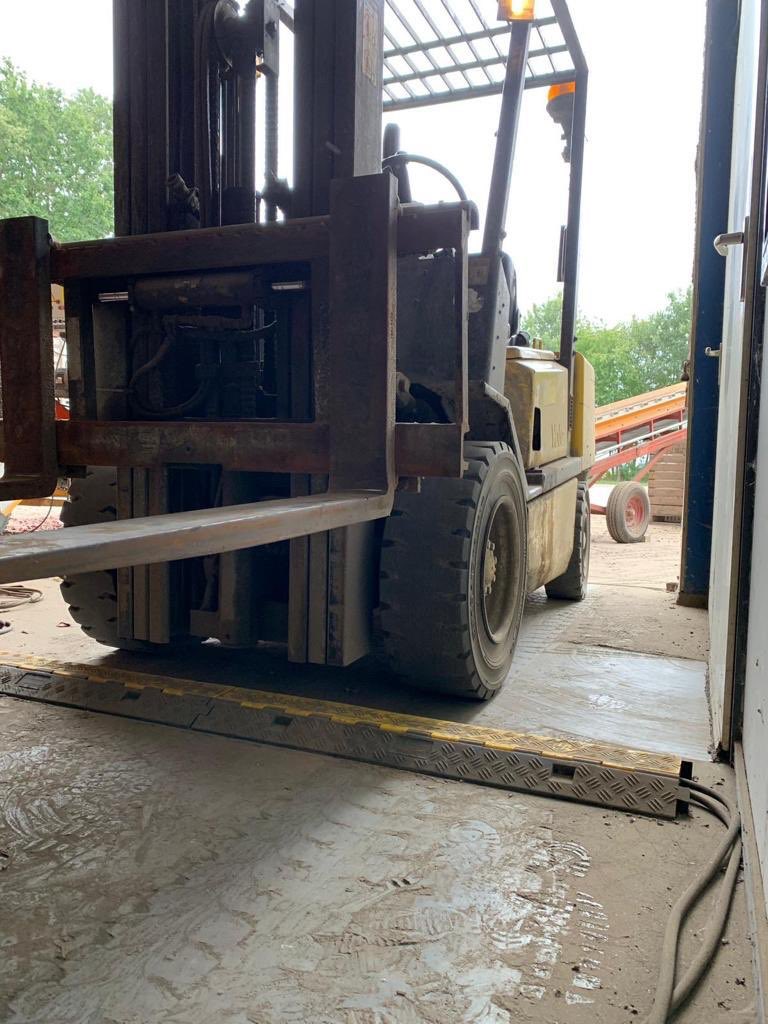 Borgijink_'s tweet photo. Voorkom kabelbreuk! Rubber kabeldrempel 3 kanaals met kunststof (PE) deksel voor het beschermen van kabels tegen verkeer.
Geschikt voor vervoer tot 20 ton! Voor meer informatie: info@borgijink.com #voorkomkabelbreuk #boeren #kabeldrempels #veiligheid #wijontzorgenveelzijdig https://t.co/L87Sz8El1I