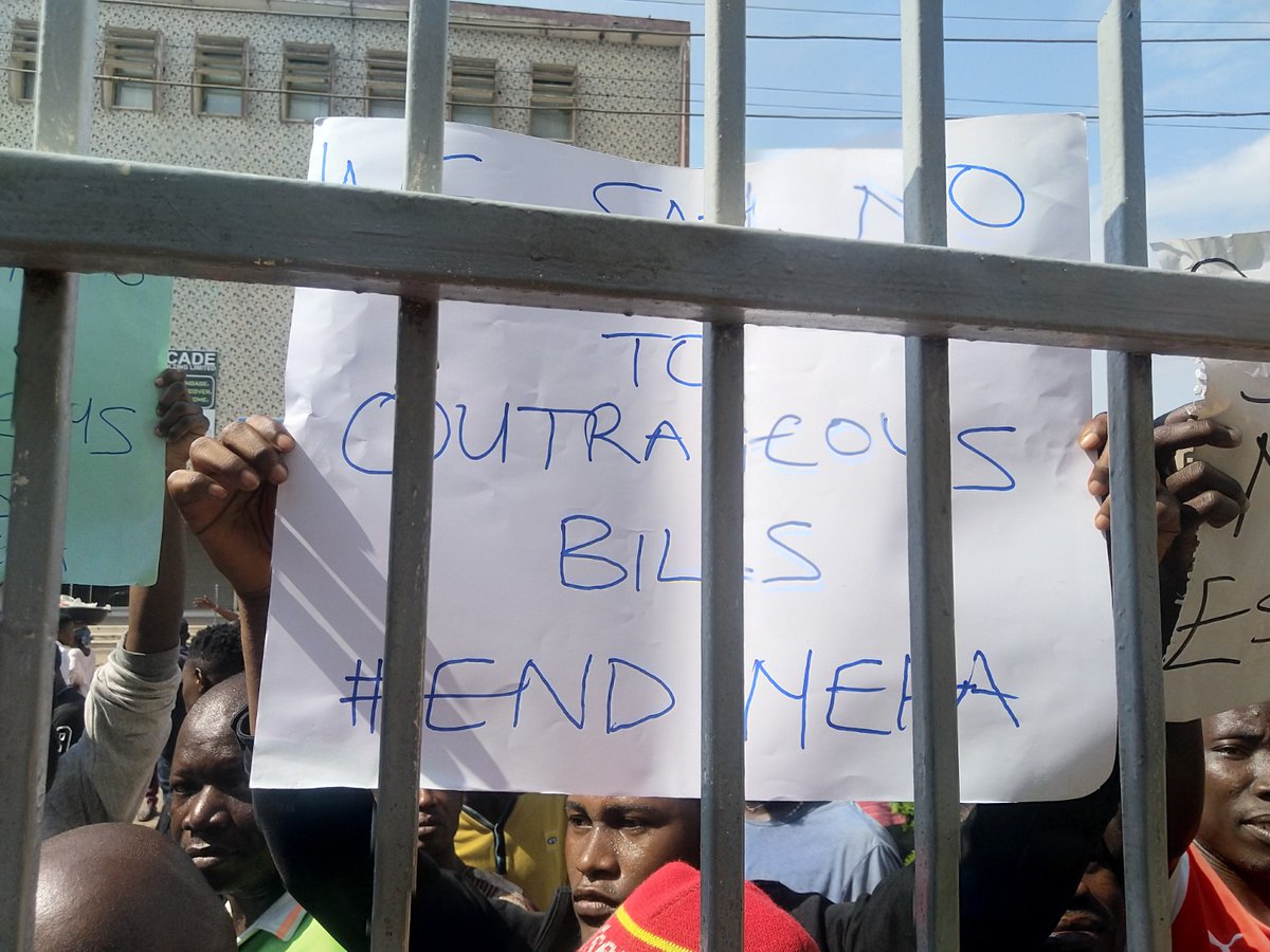 #EndSARS: Ibadan Protesters Say No to Outrageous Billing by IBDEC 
Some residents of Ibadan have demanded a reversal of exorbitant bills by Ibadan Electricity Distribution Company.
radionigeriaibadan.gov.ng/2020/10/19/end…