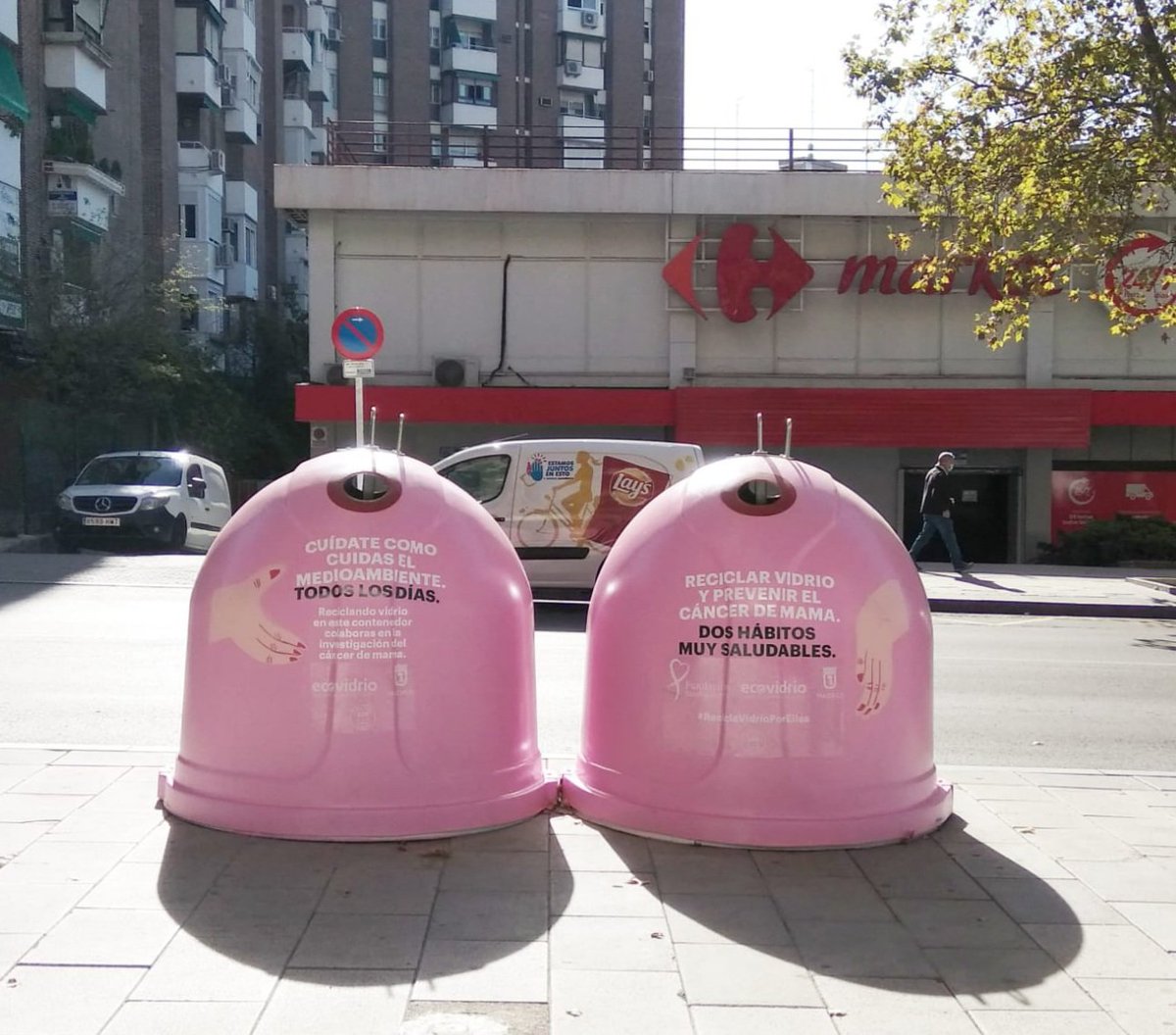 #Moratalaz participa en la campaña solidaria "Recicla vidrio por ellas" con motivo del #DiaMundialdelCancerdeMama. Deposita vidrio en estos iglús rosas instalados en el n°119 de la Avenida de Moratalaz y contribuye a esta causa solidaria.
#Moratalazsolidario