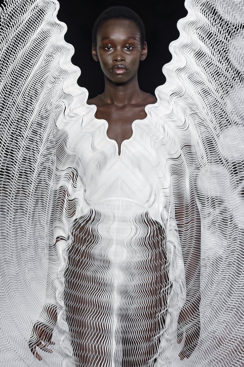 Maya_R_Ramirez's tweet photo. Iris Van Herpen just has a way of consistently boosting my serotonin https://t.co/zjEDdUNmxb