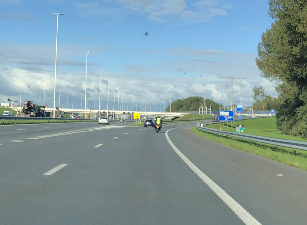 BochtenWerk's tweet photo. 26-MN-JH houdt wel héél erg rechts aan...
#A12 

@knmv #vro @CBRcommunicatie
#motor #vrijeruimte #achteropkomendverkeer https://t.co/IWOzM80YlV
