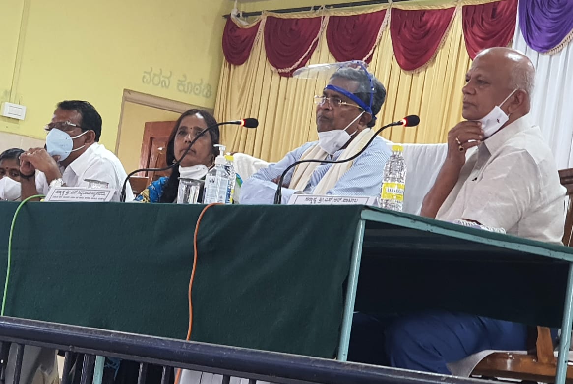 siddaramaiah's tweet photo. ಬಾದಾಮಿಯಲ್ಲಿ ಇಂದು ಪ್ರಗತಿ ಪರಿಶೀಲನಾ ಸಭೆ ನಡೆಸಿದೆ. ಸಭೆಯಲ್ಲಿ ವಿಧಾನ ಪರಿಷತ್ ಪ್ರತಿಪಕ್ಷ ನಾಯಕರಾದ ಎಸ್.ಆರ್. ಪಾಟೀಲ್, ವಿಧಾನ ಪರಿಷತ್ ಸದಸ್ಯರಾದ ಆರ್.ಬಿ. ತಿಮ್ಮಾಪುರ, ಜಿಲ್ಲಾ ಪಂಚಾಯಿತಿ ಅಧ್ಯಕ್ಷರಾದ ಗಂಗೂಬಾಯಿ ಮೇಟಿ ಸೇರಿದಂತೆ ಹಲವರು ಪಾಲ್ಗೊಂಡಿದ್ದರು. https://t.co/4gKZUWO2E0
