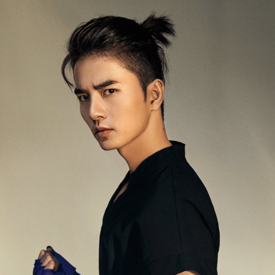 LostMarbles913's tweet photo. Okay I’ll give you a break today and instead of complaining about you posting the same pics over and over again I’ll wish you a Happy Bday!! 😂🎂🎉 #CaesarWu #WuXiZe https://t.co/5L9gu5YUbF