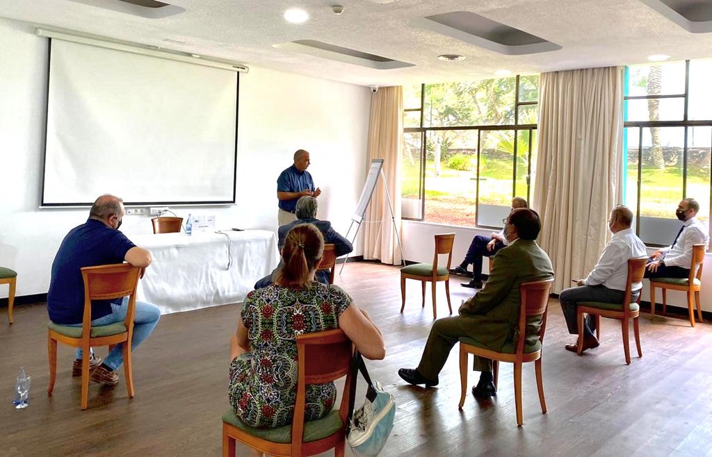 Ashotel's tweet photo. 📷 🏨Hoteleros de #PuertodelaCruz, asociados a #Ashotel, intercambiaron hace unos días en el hotel #TaoroGarden con el nuevo gerente del #ConsorcioRehabilitación, Fermín García Morales, las prioridades de acción de #renovaciónhotelera y del espacio público turístico https://t.co/uZCwwhz7bu