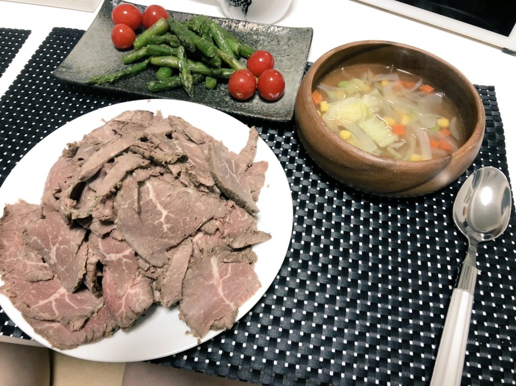 LAPITA888's tweet photo. 餅さん&amp;ろくちゃん結婚式で頂きましたローストビーフ😍
驚きの500gでローストビーフ丼もやったで👍
#ろくもち結婚式 https://t.co/gV292zpM7R