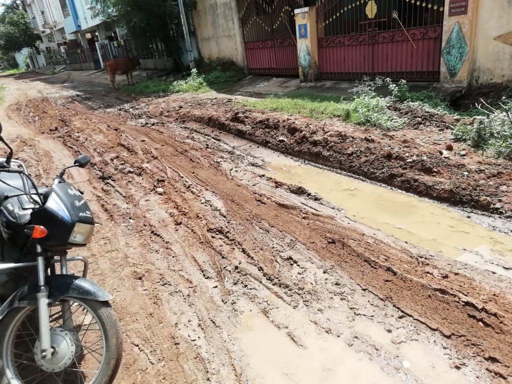 narayanagl's tweet photo. #Thread The present scenario of road as of on 19th Oct. 2020 in front of our home at #Mannivakkam, #Chennai which comes under #Chengalpattu dist. &amp; #Kattankulathur #Municipality. 
This area #MLA is Smt. Varalakshmi who belongs to #DMK 
@Chengalpattu01 @DMKKanchipuram @arivalayam https://t.co/yNEjPleQwk