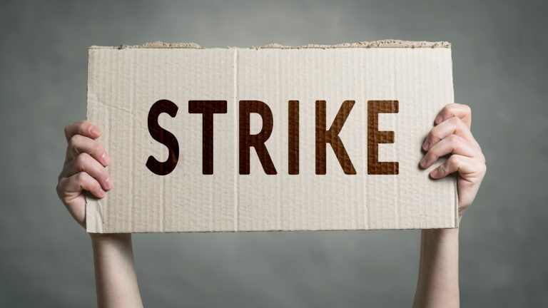 BitcoinNews's tweet photo. Filecoin Miners Start a Strike – FIL Validators Claim the Project’s Economic Model Is Not Working https://t.co/vv0t92bAgS https://t.co/7ds2MoOQqC