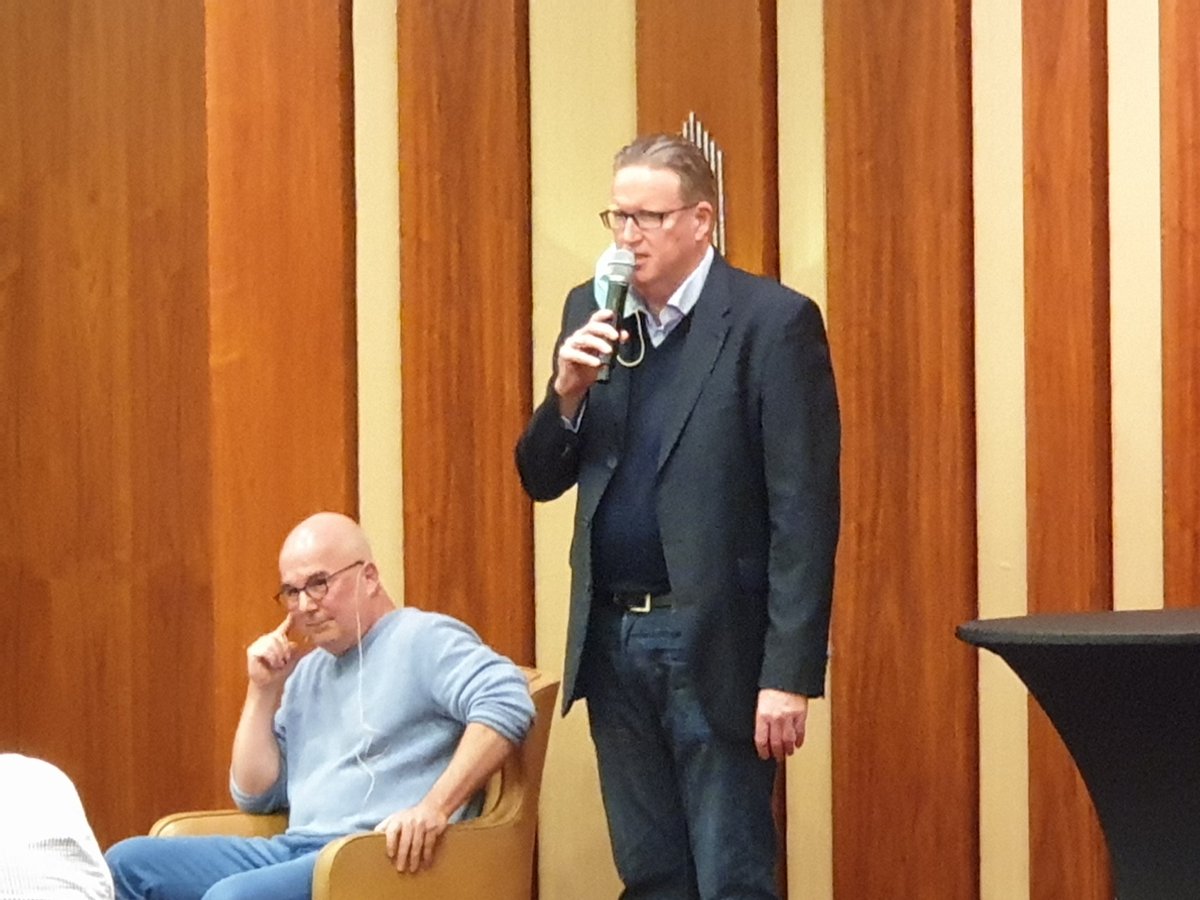 AjpmNews's tweet photo. Der @societaets_vlg veranstaltete eine #Lesung von #Detlef #Fechtner, ehemals @fr, jetzt @boersenzeitung. Basierend auf seiner #Erfahrung als #Finanzjournalist schrieb er einen #Krimi aus dessen 1. und 3. Kapitel er vorlas. Danach folgten gute #Fragen und noch bessere #Antworten. https://t.co/1zEhvsX7c4