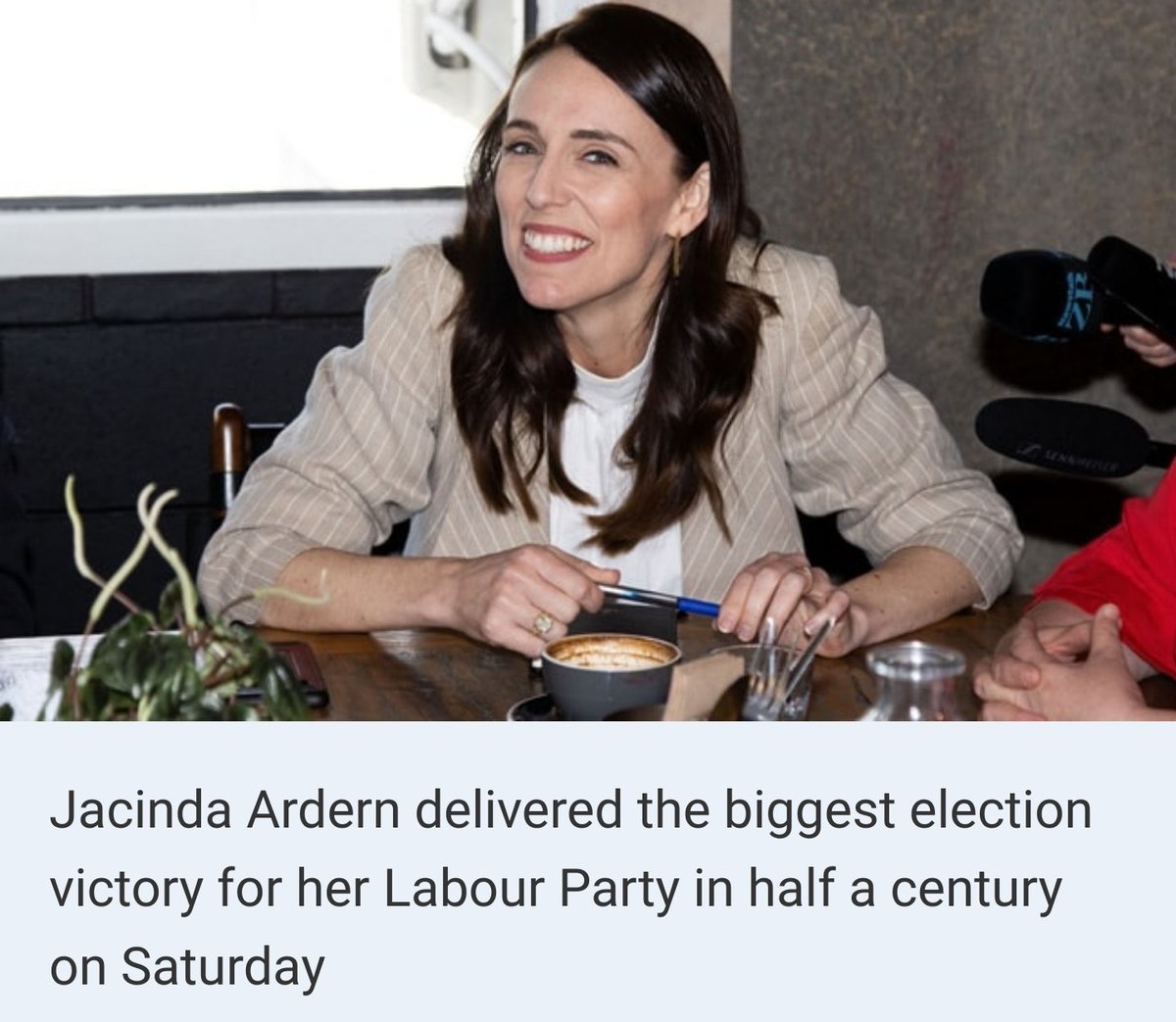 અપેક્ષા મુજબ જેસિન્ડા આર્ડન ન્યુઝીલેન્ડમાં બીજી ટર્મ માટે ચૂંટણી , એ ય રેકોર્ડબ્રેકિંગ વોટ્સ સાથે જીતી ગયા! એક દુર્લભ દ્રષ્ટાંત કે આજે ય કટ્ટરવાદ વિના, પ્રૉગ્રેસીવ પોલિસીઝ ને યૂથ ફ્રીડમ સાથે પર્યાવરણ, શિક્ષણ, સંવેદનાની વાત કરી. લોકો સાથે ડાયરેકટ કનેક્શન જોડી લોકપ્રિય થઈ જ શકાય!
