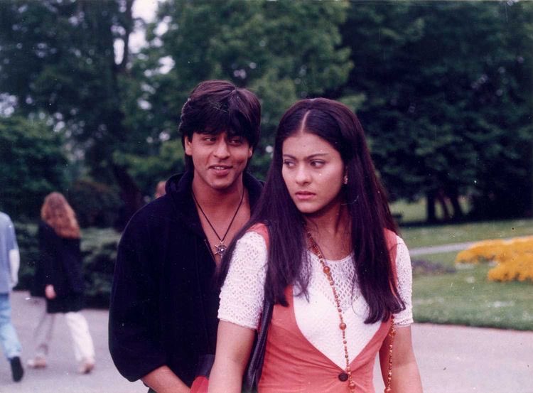 filmfare's tweet photo. To mark #DilwaleDulhaniaLeJayenge's 25th anniversary, a bronze statue of #ShahRukhKhan and #Kajol will be unveiled at London's Leicester Square next year. https://t.co/zuElL0q8mk