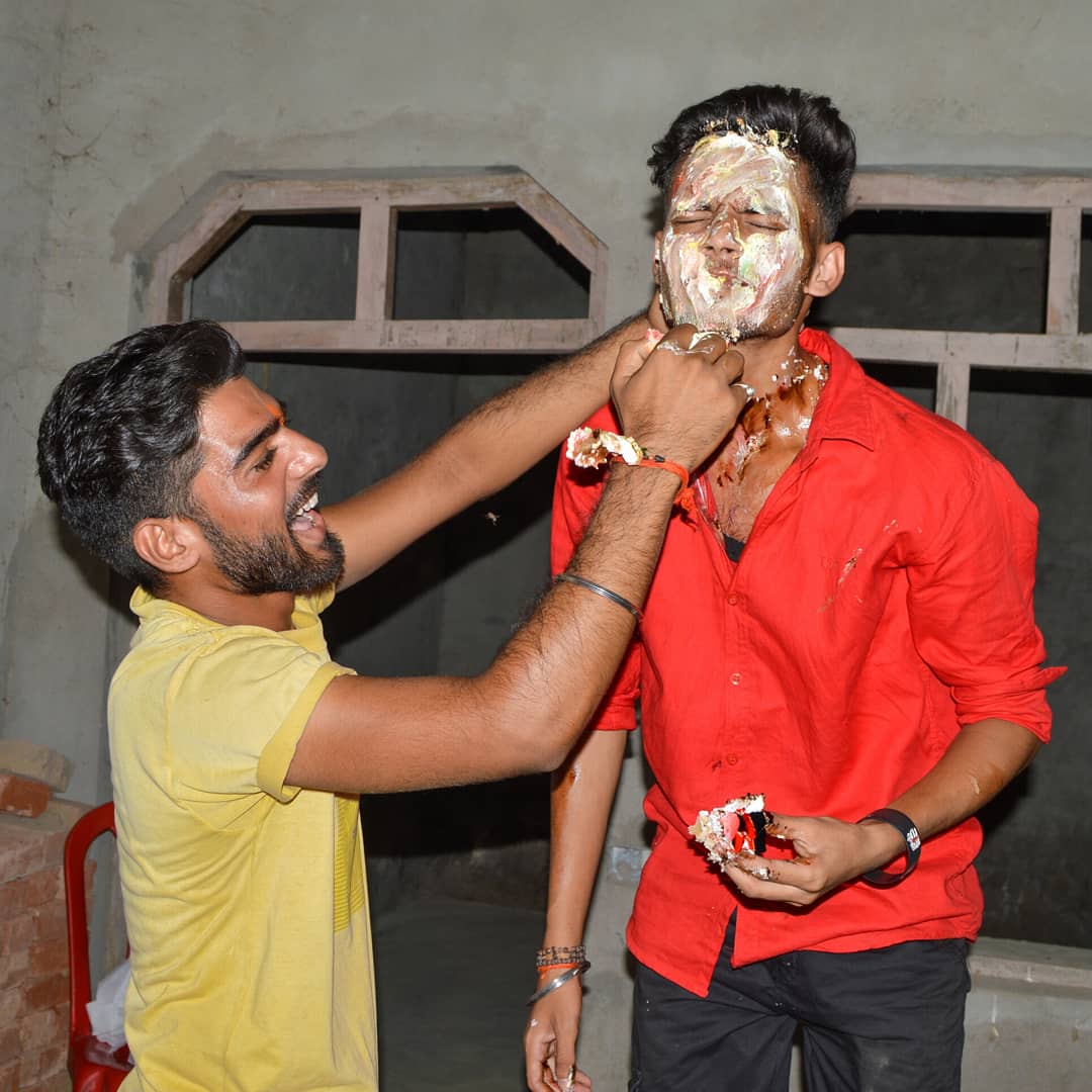 Rajput__17's tweet photo. Kya se kya ho gye dekhte the🤡🎉🎂😂😂
  
#itsmybirthday 
#17Oct .. https://t.co/WR3mXNa82Z