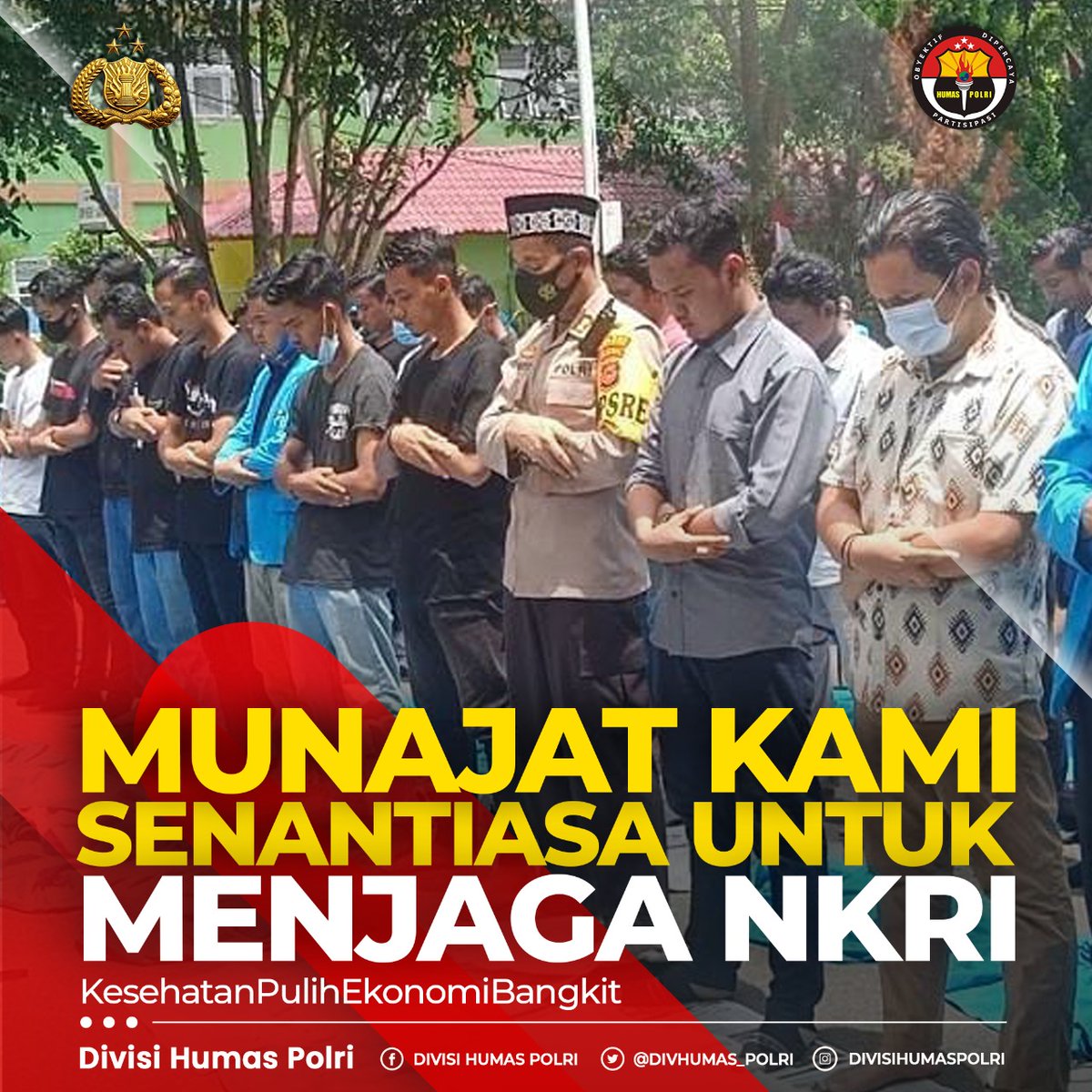 Raden12316's tweet photo. Personel Polri yang sedang mengamankan unjuk rasa dan para pengunjuk rasa melaksanakan salat berjamaah di tengah aksi unjuk rasa. Sebagai saudara sebangsa dan setanah air, mereka memohon demi kesatuan NKRI. ayoo #JagaDamaiIndonesia https://t.co/GlOi3kd8Ey