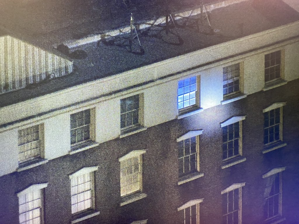 Local photojournalist  @johnschreiber took these.He states the LAPD appear to be focusing on this building in the ‘Washington Square’ backlot of Paramount Studios.SWAT officers report the suspect has barricaded themselves inside. Armed with a knife. #LosAngeles  #Hollywood  #LA