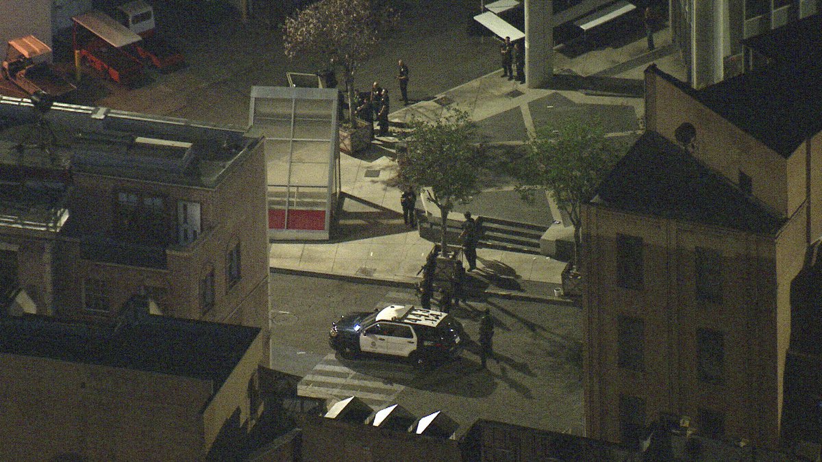 Local photojournalist  @johnschreiber took these.He states the LAPD appear to be focusing on this building in the ‘Washington Square’ backlot of Paramount Studios.SWAT officers report the suspect has barricaded themselves inside. Armed with a knife. #LosAngeles  #Hollywood  #LA