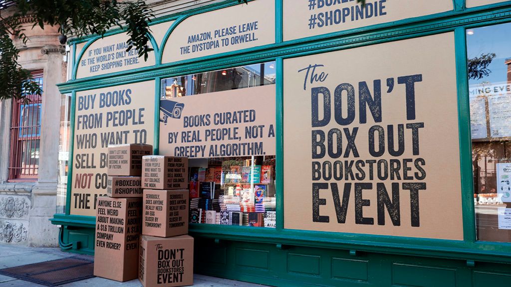 lacriaturacreat's tweet photo. Las librerías familiares de EE.UU. se han unido contra Amazon en una campaña que imita las cajas de cartón del gigante del comercio electrónico y que incluye frases como «Libros seleccionados por personas reales, no por un algoritmo espeluznante» >>> https://t.co/xtl9DzvQz5 https://t.co/OIJumWnpFM