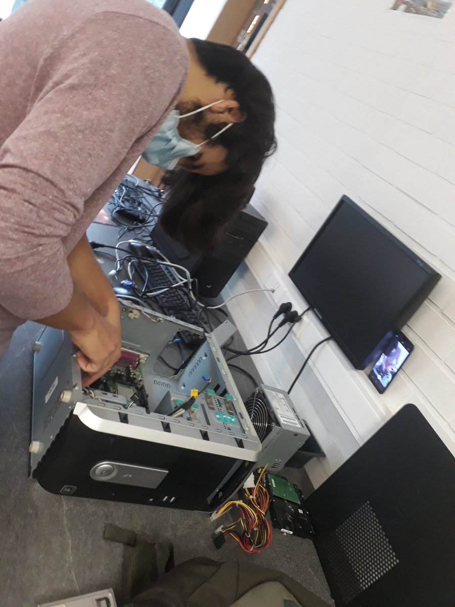 LVanBeeck's tweet photo. De leerlingen van 5 informaticabeheer @GOZenit monteren een computer tijdens #computertechniek. Door te filmen hoe ze dat doen, kunnen ze nadien een instructiefilm maken #STEM #talent #talentontwikkeling https://t.co/XKVUeezFgC