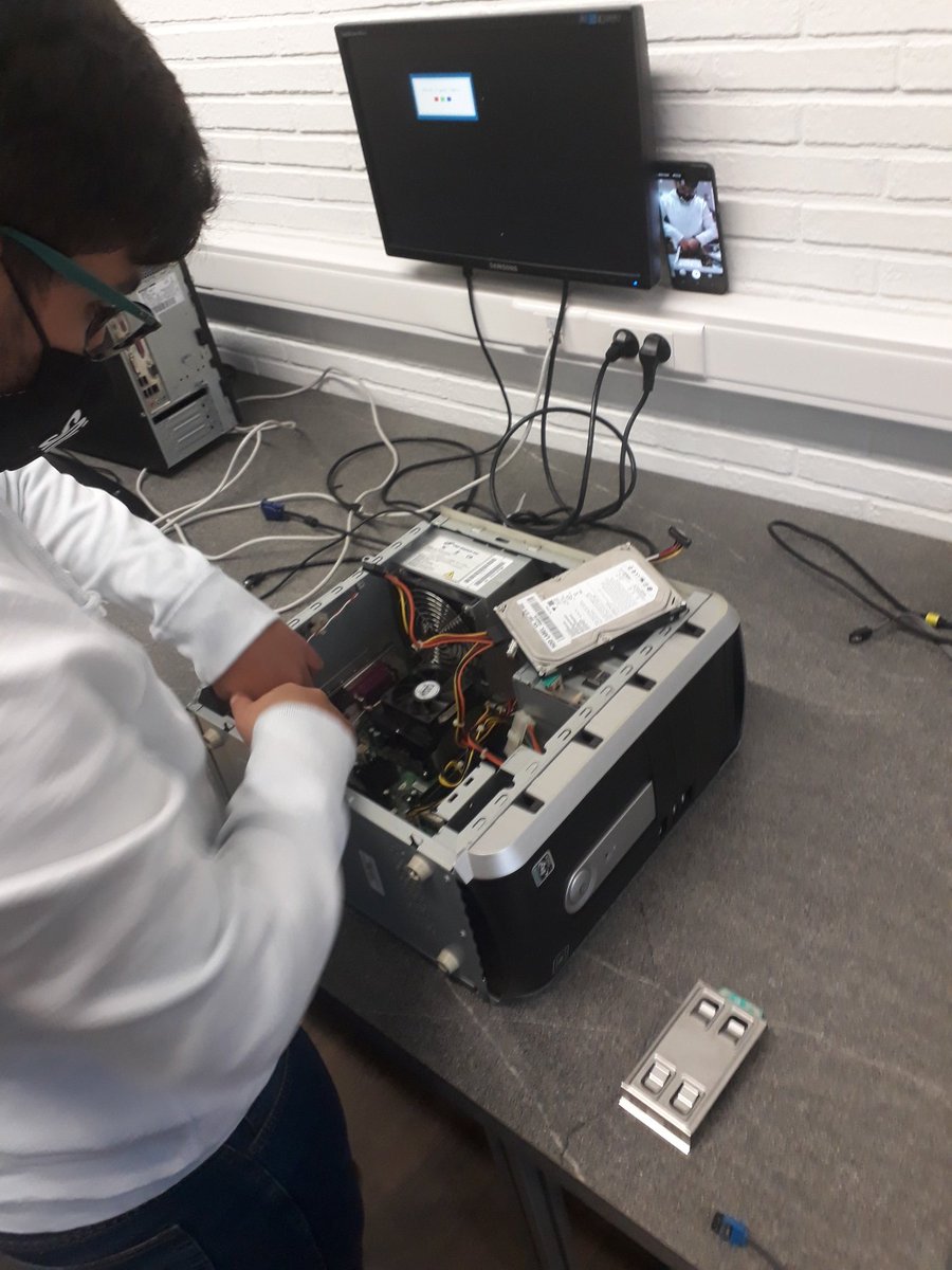 LVanBeeck's tweet photo. De leerlingen van 5 informaticabeheer @GOZenit monteren een computer tijdens #computertechniek. Door te filmen hoe ze dat doen, kunnen ze nadien een instructiefilm maken #STEM #talent #talentontwikkeling https://t.co/XKVUeezFgC