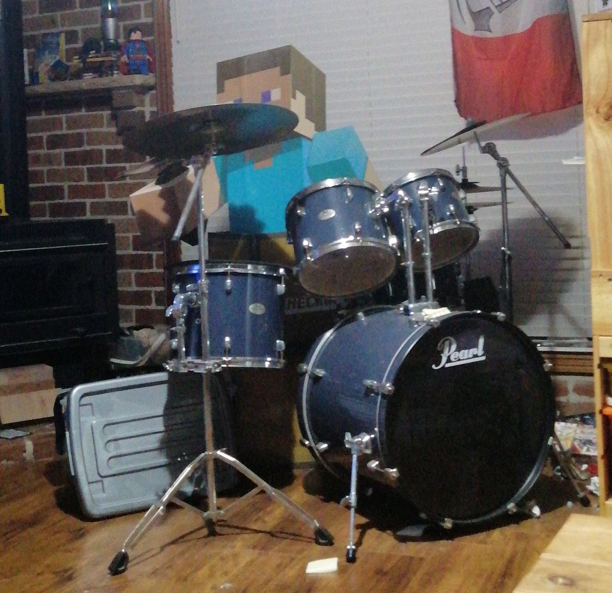 McPilloe's tweet image. Steve should be playing pigstep... #Minecraft #Pigstep #AssassinsCreed #is_trash