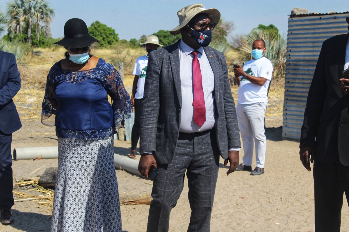 FAONamibia's tweet photo. #WorldFoodDay2020 kick started with visits to 3 vulnerable households in #Oshikango constituency that each received donations of food items.
#MAWLR Dep. Minister & #Ohangwena region Governor handed over items along with @UNNamibia RC @SenPang_UN & @FAONamibia Rep. @FarayiZimudzi https://t.co/5B5fRQJ52L