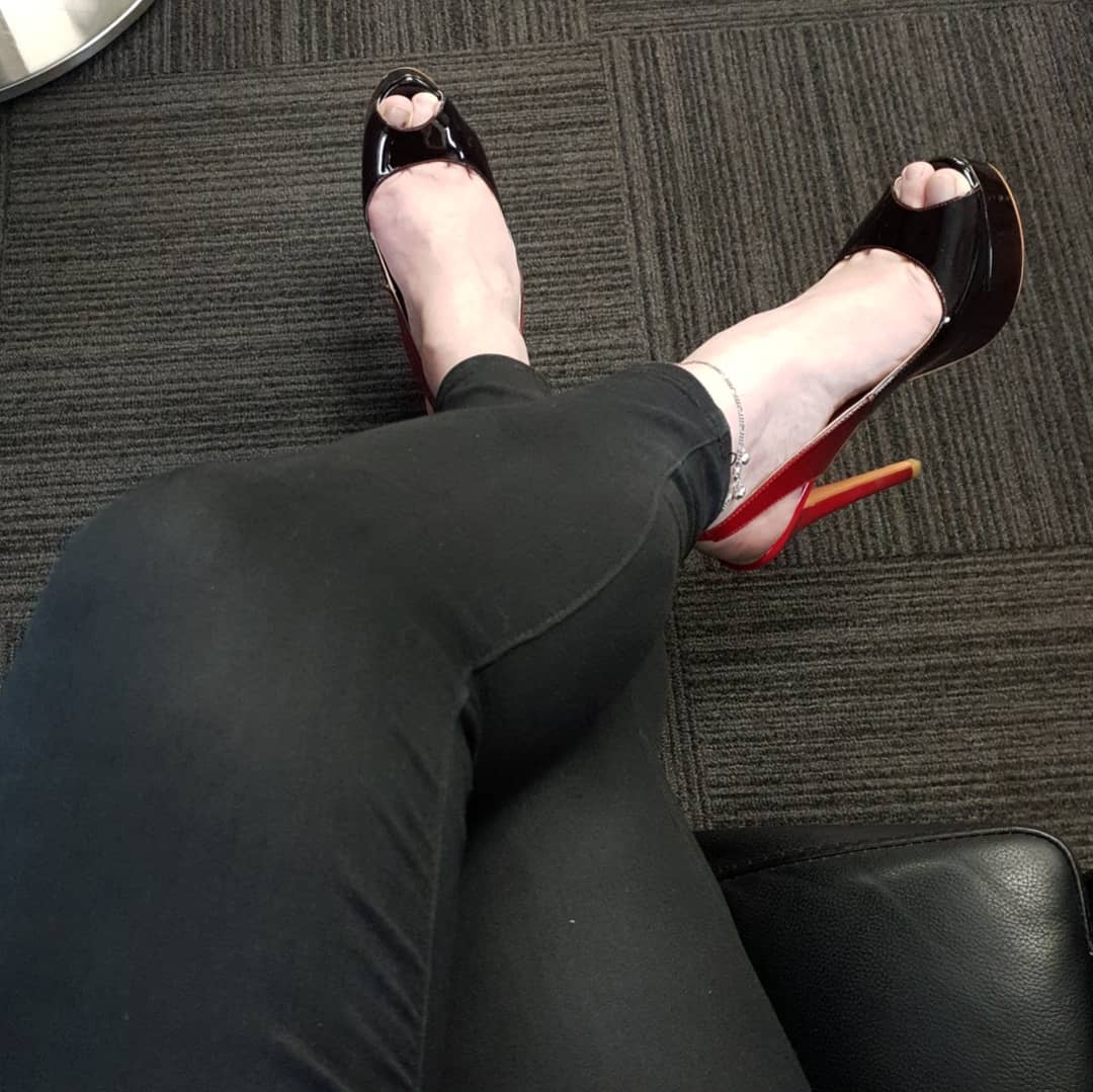HeeledKelly's tweet photo. Happy Monday~ 💕 Now crawl beneath my heels where you belong~ 😘👠

#heels #highheels #feet #toecleavage #FootWorship #FootFetish #HotWife #findom #shoefie
@Footrubforwomen @MyShoe0bsession @GoddessFeetRt
@iPostHeels @rt4_dommes @findom4feet https://t.co/2elIPMz6ty