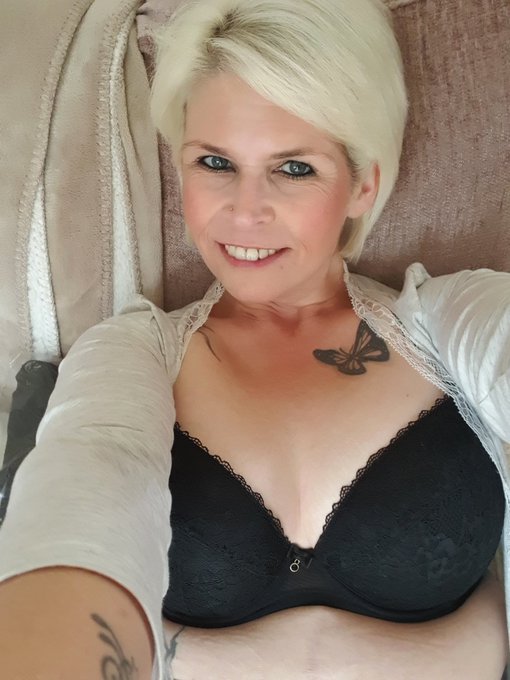 Happy Monday all, hope you all have a great sexy day 💋💋💋❤❤😘😘 #MilfMonday #Milf #over40 https://t.co/
