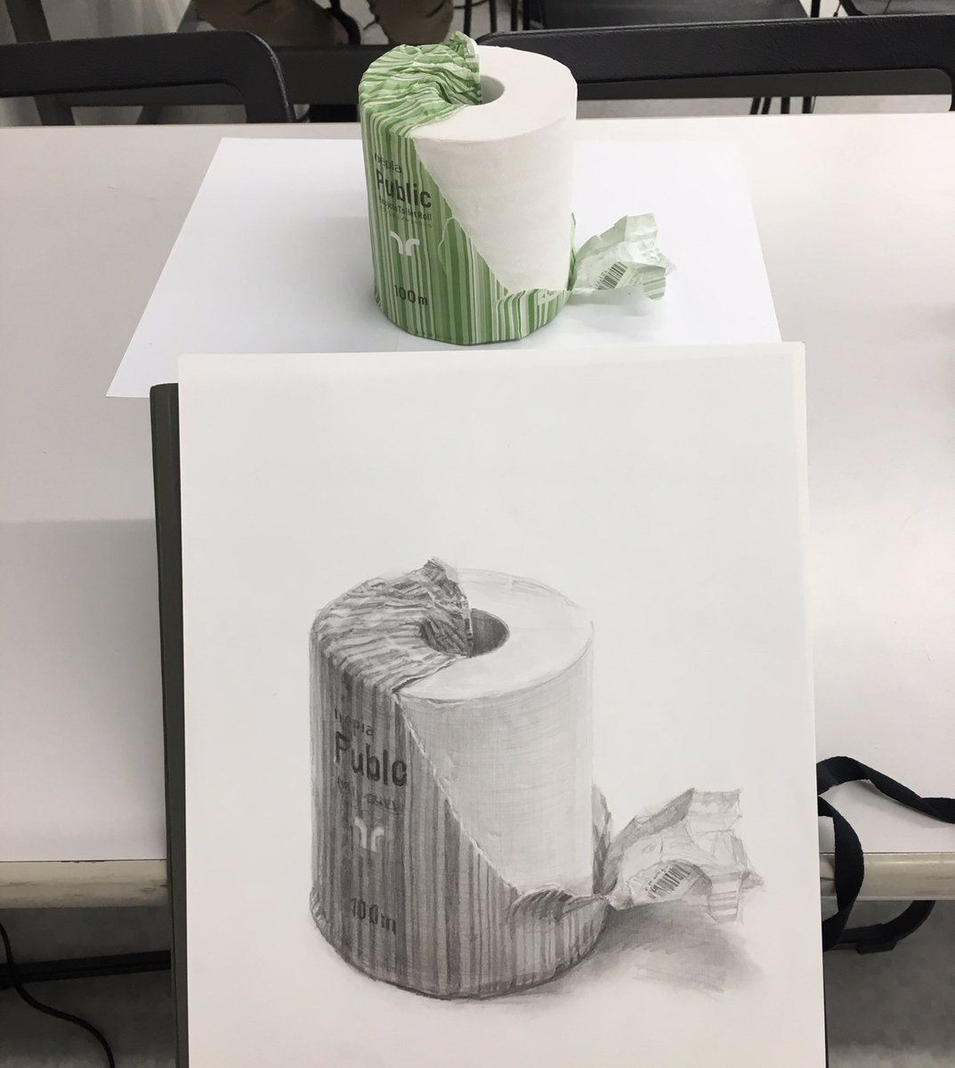 西滝直人 Twitterissa モチーフとデッサン 白黒比較 トイレットペーパー 包み紙とトイレットペーパーの 2つの紙の質感の描き分けが楽しかったお気に入りのデッサン デッサン 鉛筆画