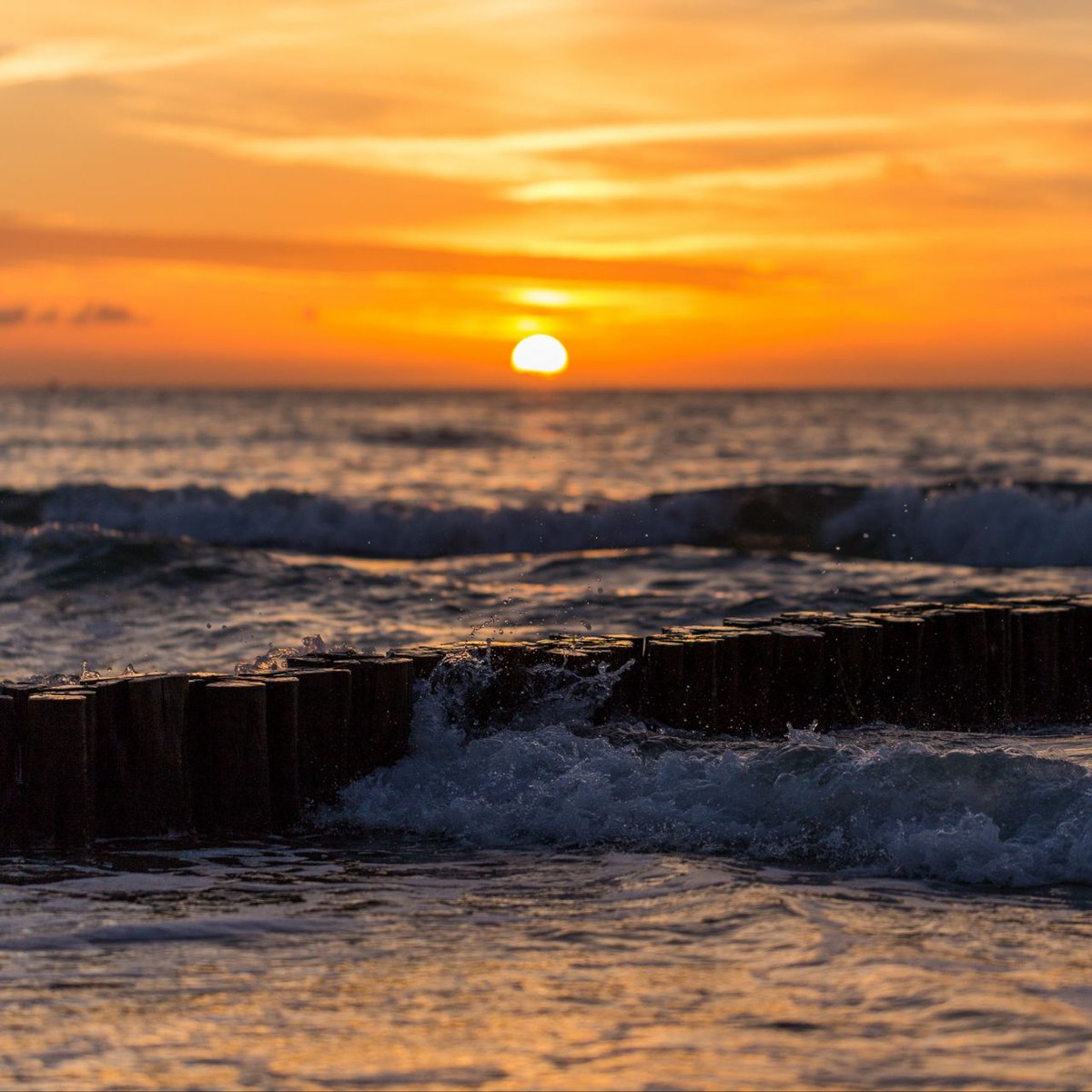 البعض بعيد كالشمس وقريب مثل شعاعها ❤️