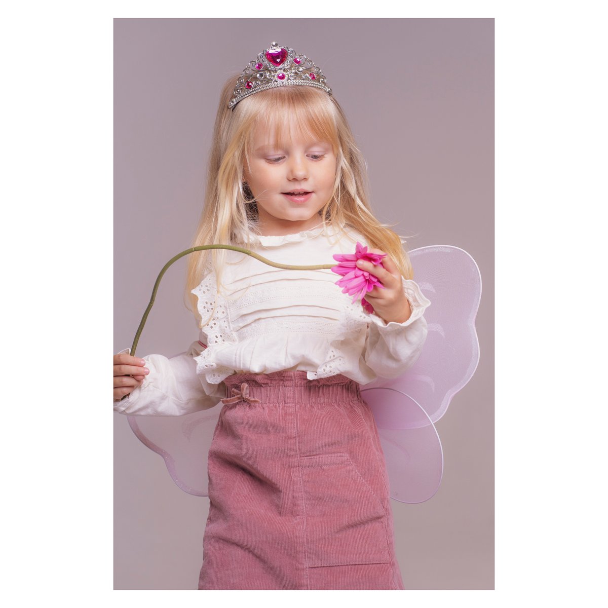 October has been a great month for studio work
I’ve really enjoyed working with <a href="/essensistudios/">Essensi Studios</a> on these family portraits with a modern and contemporary style
.
#portraitphotographer #familyportrait #familyphoto #portraiture #photostudio #harleybainbridge #photographer #modern