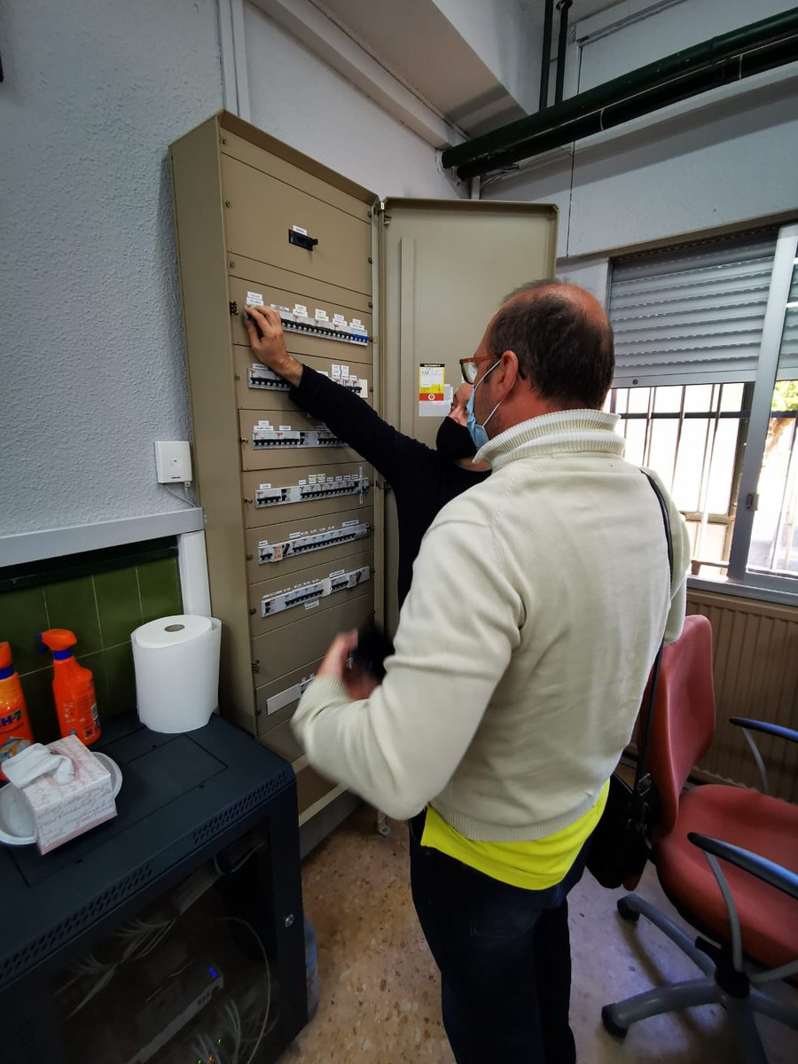 PlacidMadramany's tweet photo. Divendres vàrem visitar l'IES Bernat Guinovart per continuar amb l'auditoria energètica en el marc del projecte #ESMESproject. Objectiu: definir una pla de rehabilitació del centre educatiu @ENICBCMED #GOMED https://t.co/KrhmBKwVCl