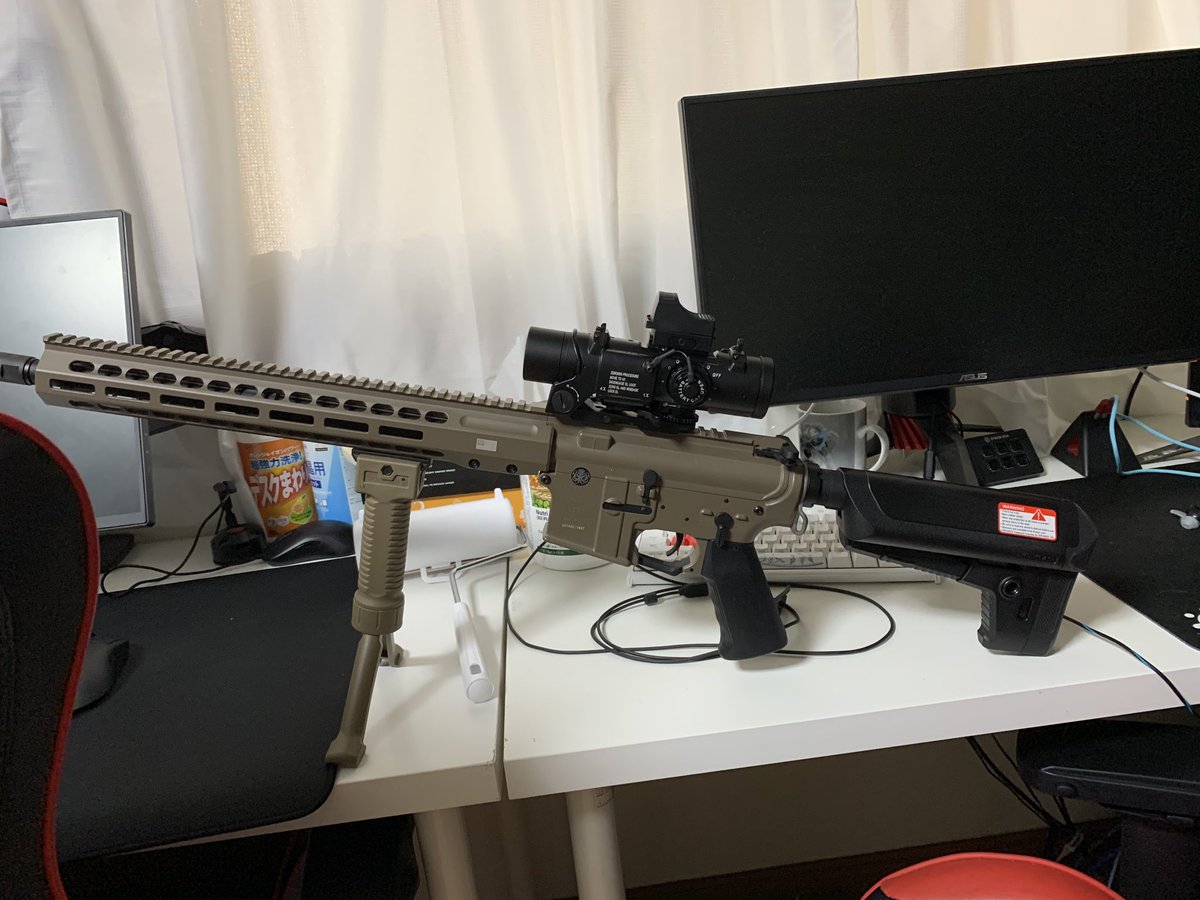 SIRIUSprogaming's tweet photo. ゲーミングハウスに届いたスコープ
なんとスイッチで1倍と4倍に切り替わる優れもの！
ドットサイトもついてる！！
ただめちゃんこ重い！！！ https://t.co/sLMnAM98k1