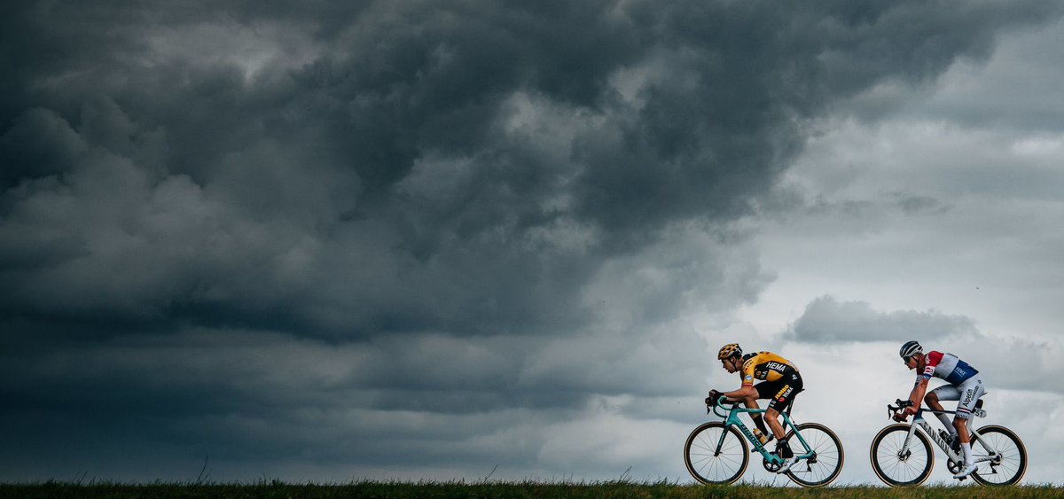 Fotografia tirada durante a Ronde Van Vlaanderen de ontem a Mathieu Van der Poel e Wout Van Aert.

📷Ashley &amp; Jered Gruber