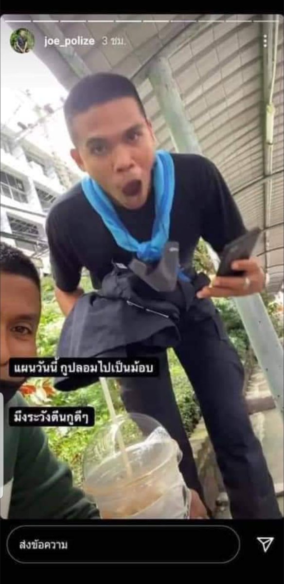 Menmyfev's tweet photo. @ISIIOJ ก็เราไม่มีอาวุธไง กลัวคนมีอาวุธ ก็ถูกนิ 😄 งงอะไร?? คนสร้างสถานการณ์มันเยอะ #ม็อบ19ตุลา #saveสื่อเสรี อันนี้ที่บางนา ทำป้อมตร.อะ https://t.co/ctGClzG8Z0