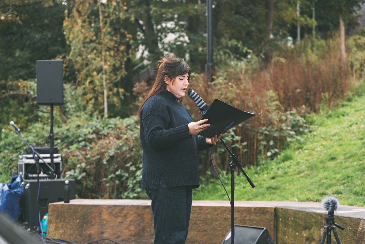 FstoneFringe's tweet photo. Nico Dunsbee, the creator of The Antidiary: Writing For Our Times reading contributions from the performance plinth in Payers Park. 

Photos by @joshmcmxci #FolkestonePlinth @CreativeFstone https://t.co/smngNUnD0m