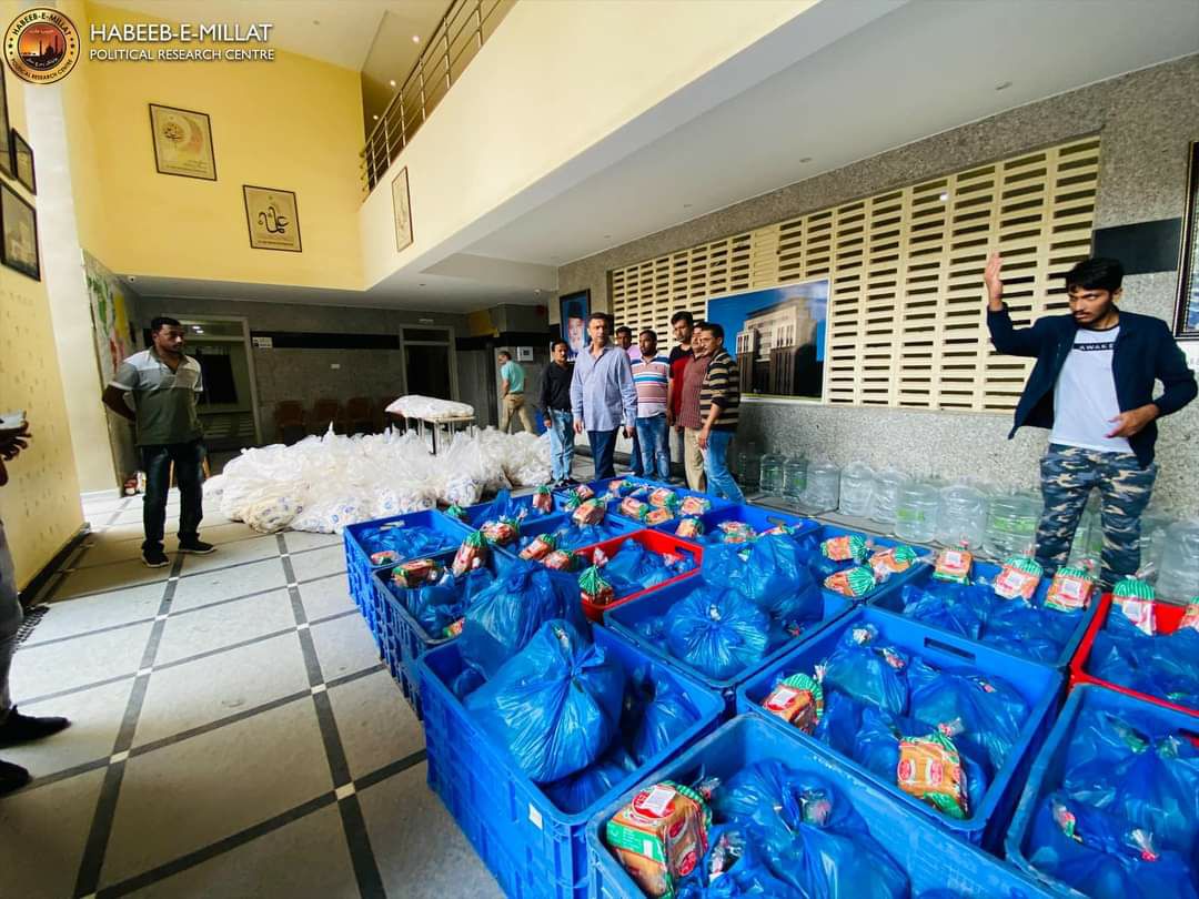 aimim_national's tweet photo. AIMIM Floor Leader Akbaruddin Owaisi distributed Bread, Milk, and Mineral Water and other essential items among the residents in flood affected areas of Chandrayangutta https://t.co/r5Llj5YYiU