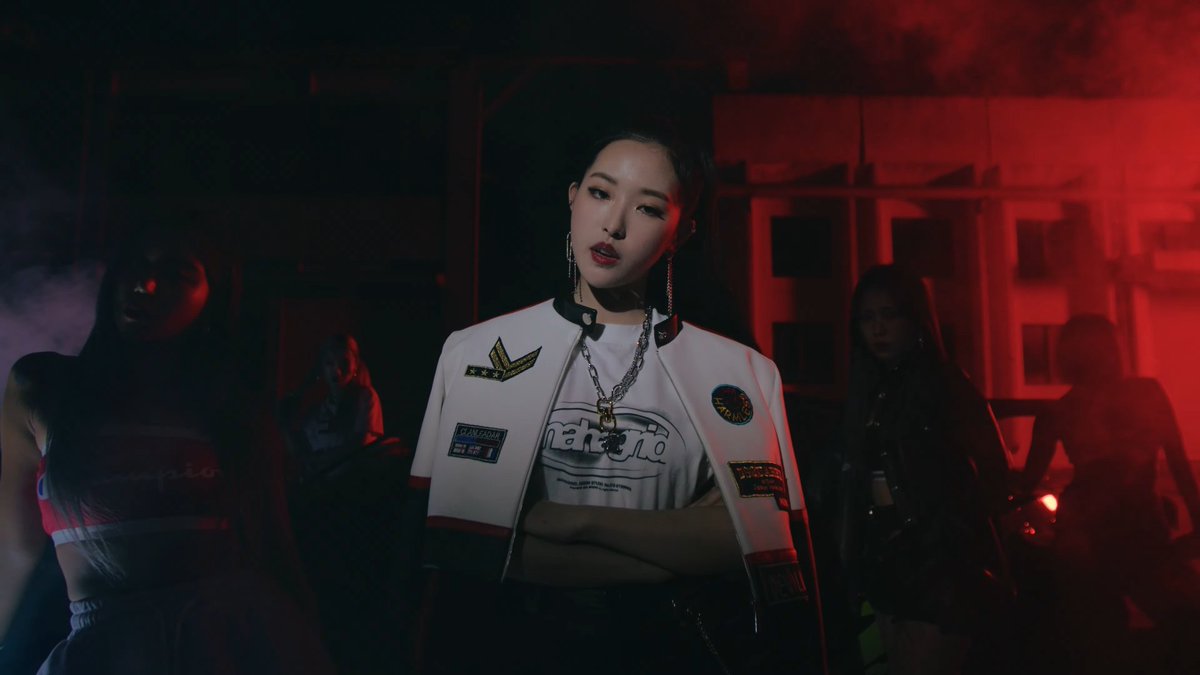 Why not loona. Loona why not mv. Loona why not. Why not loona. Loona ив рыжие волосы эра why not.