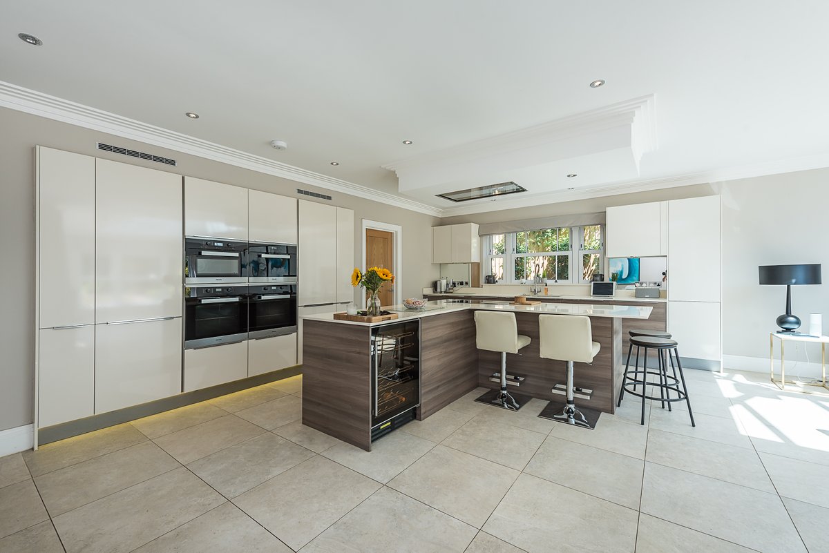 Hamptons_GX's tweet photo. #Hamptons #GerrardsCross have #LET - this beautiful 6 bed - £5,500pcm - in #ChalfontStGiles. We need more #properties please! Call us on 01753 887737 to arrange a #free market #valuation of your property! https://t.co/v81MgYtEEL