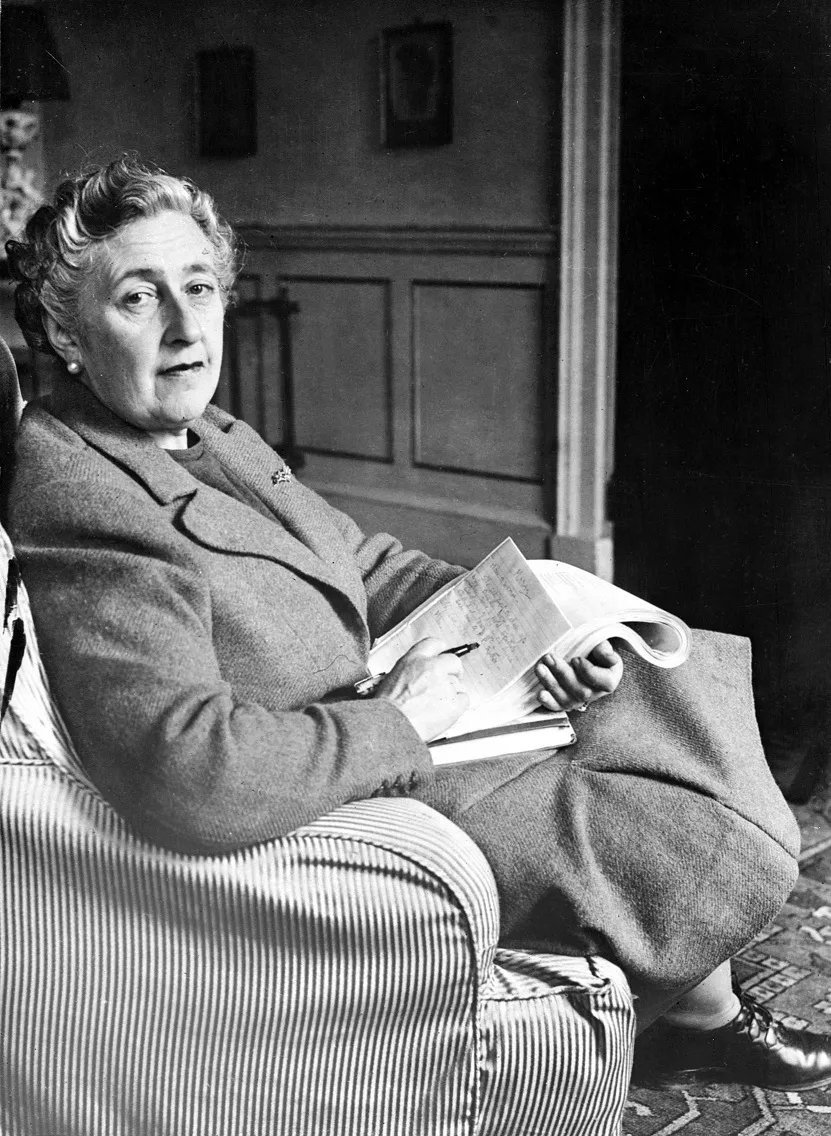 En el #diadelasescritoras, mi recuerdo es para dos:

✔ Enid Blyton, que creó mi gusto por leer historias de ficción. De ella, aprendí que la novela es el compendio de la vida.

✔ Agatha Christie, quien afianzó mi amor por la literatura. Su clave: El autor es Dios en el libro.
