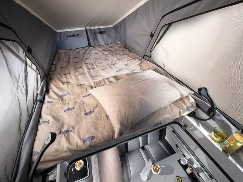 [Los detalles importan] Compartimento para dormir Twin Sports Edition

Materiales acrílicos, para aislamiento, resistencia al agua y transpirabilidad.

 Compartimento para dormir de 120 cm x 200 cm con cama cómoda.

Espacio de almacenamiento útil, puertos USB y luces de lectura.