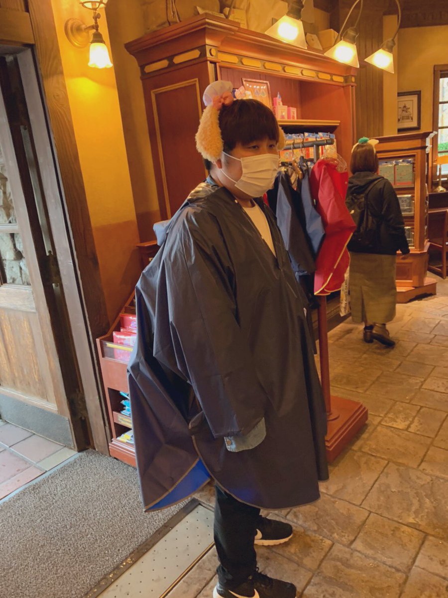 バルバル三浦 相方募集中 今ディズニーに来てるんですけど 100均のレインコート2秒で破れて1500円も出してポンチョを買う羽目になりました