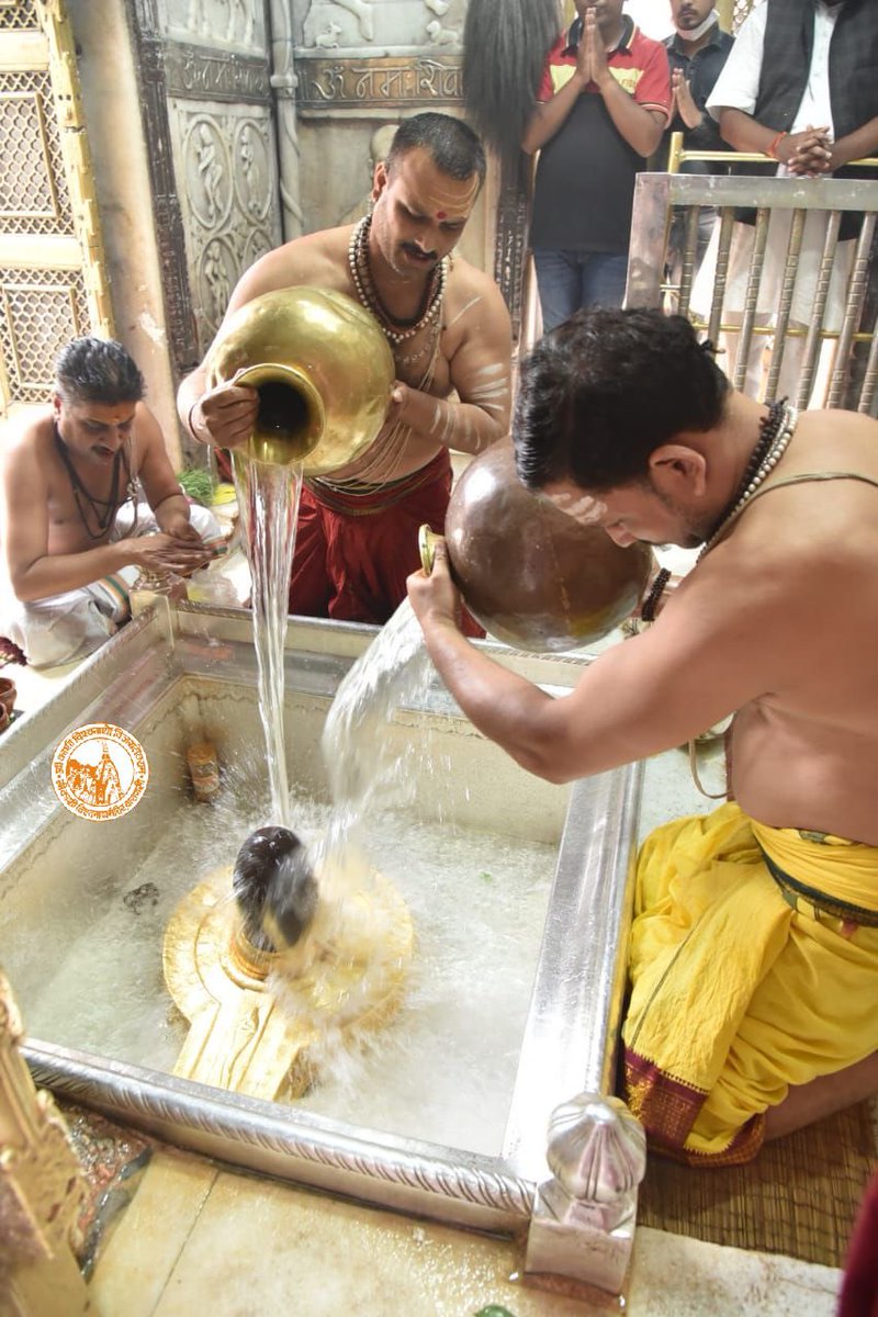 आज दिनाँक 19-10-2020 को श्री काशी विश्वनाथ मंदिर के दोपहर भोग आरती के दर्शन।
#ShriKashiVishwanath #Shiv #Mahadev #Baba #Temple #Nyas #darshan #blessings #BhogAarti #Varanasi #Kashi #Jyotirlinga https://t.co/eSedvHoC0V