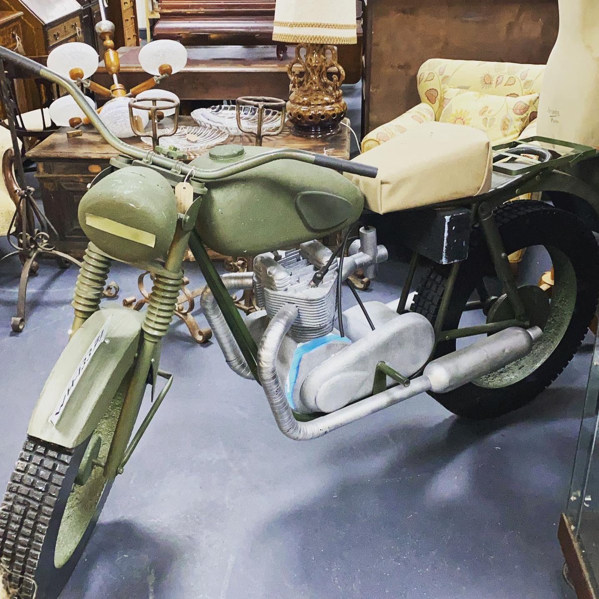 This needs a second glance to spot it’s just a stage prop. #thegreatescape #motorbike #stageprop #motorcycle #astraantiquescentre #stevemqueen #richardattenborough #jamesgarner #hemswell #lincolnshire #film https://t.co/pvDyAW1m1T