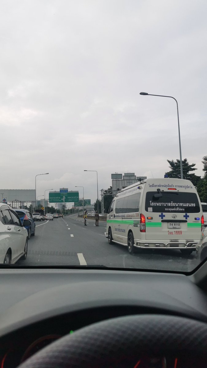 chacn_07's tweet image. เห้ยยย รถฉุกเฉินยังต้องจอดรออีกหรอ?