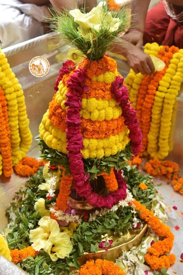 आज दिनांक 19-10-2020 सोमवार के श्री काशी विश्वनाथ ज्योर्तिलिंग जी के मध्यान्ह भोग आरती श्रृंगार एवं जल दूग्ध अभिषेक के पावन व दिव्य दर्शन
#ShriKashiVishwanath #Shiv #Mahadev #Baba #Temple #Nyas #darshan #blessings #BhogAarti #Varanasi #Kashi #Jyotirlinga #हर_हर_महादेव📿🙏🙌 https://t.co/wSauAqdt7J